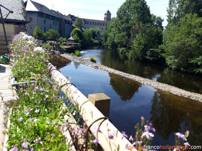 Monumentaal huis aan de rivier