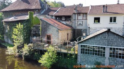 Monumentaal huis aan de rivier