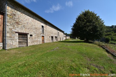 Boerderij met bijgebouwen en 4 hectare