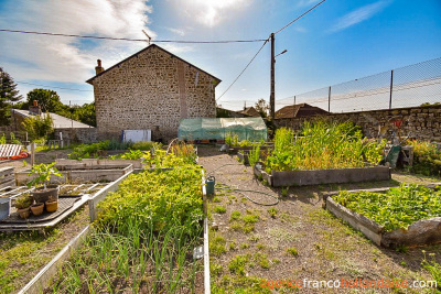 Statig dorpshuis met schuur en gîte