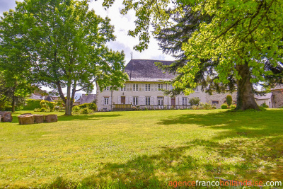 Bourgeoise woning midden in het dorp