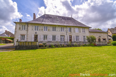 Bourgeoise woning midden in het dorp