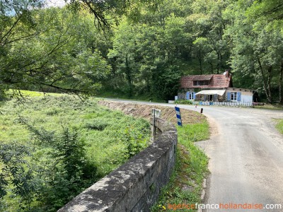 Vrolijk huis aan de rivier