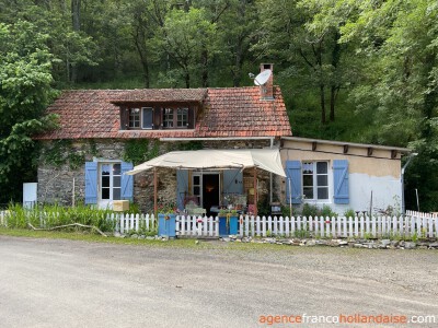 Vrolijk huis aan de rivier