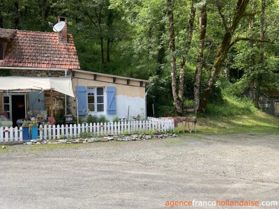 Vrolijk huis aan de rivier