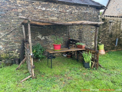 Eigen bos, knus huisje en schuur