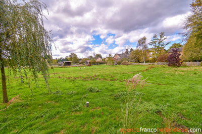 Instapklaar dorpshuis met veel grond en bijgebouwen 