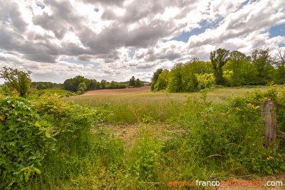 Bouwkavel in dorpje