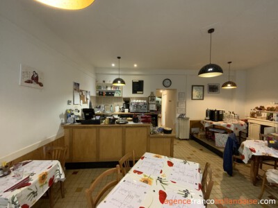 Lunchroom met te renoveren bovenwoning